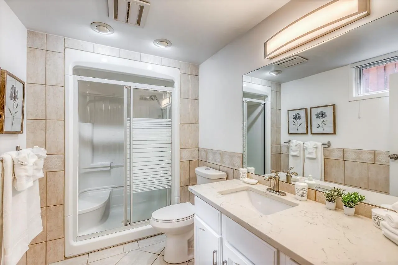 Luxury Home By North Glenmore Park Calgary 0*,
