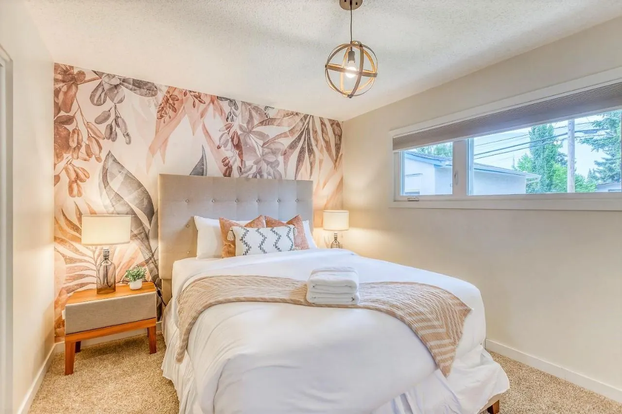 Luxury Home By North Glenmore Park Calgary Holiday home