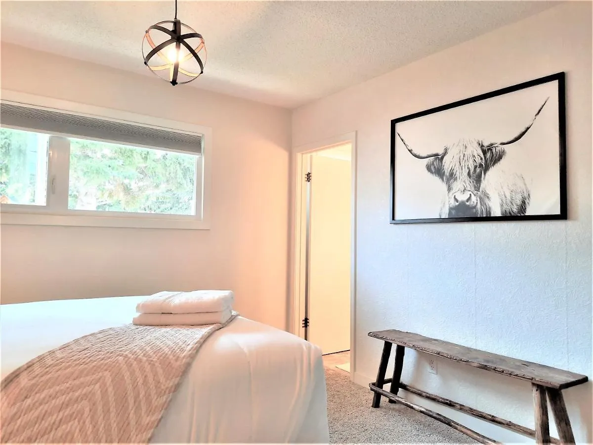 Luxury Home By North Glenmore Park Calgary