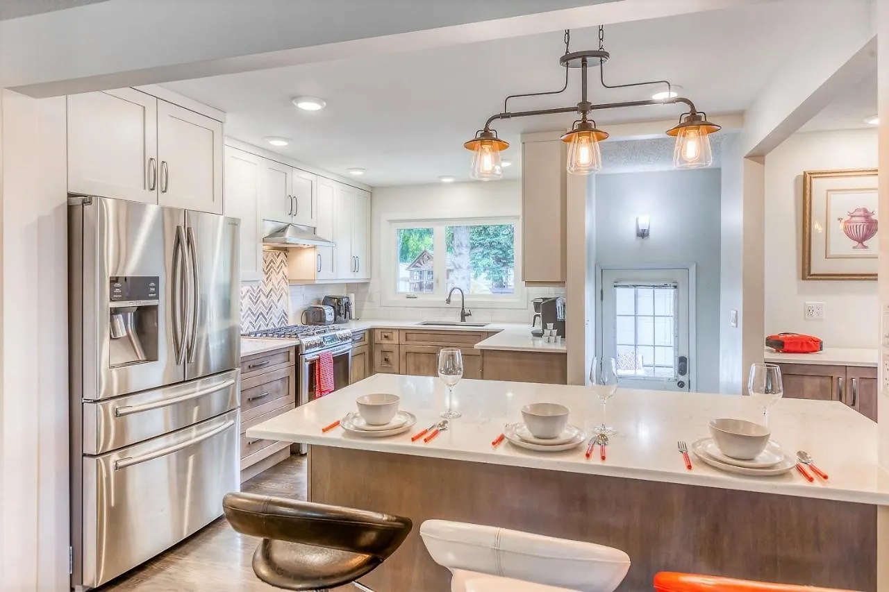 Luxury Home By North Glenmore Park Calgary