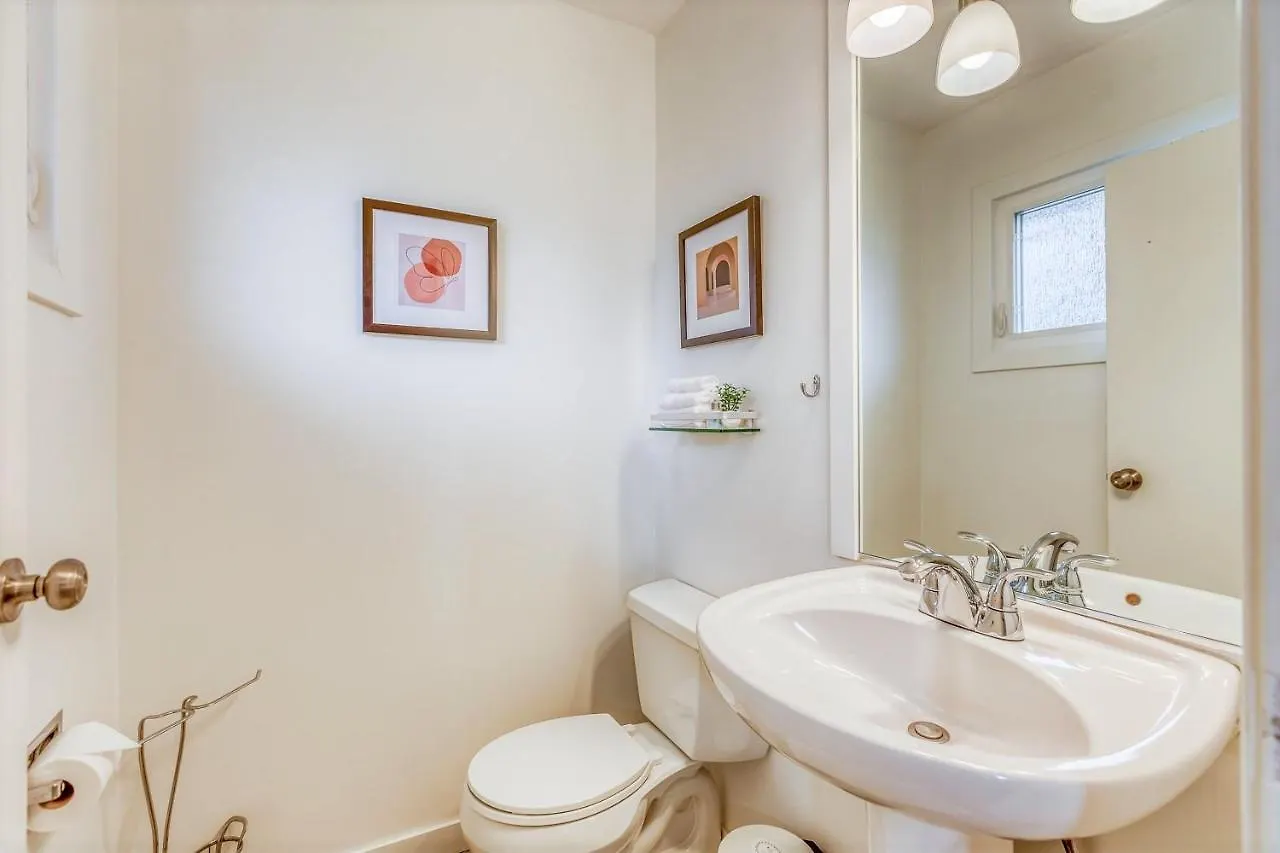 Holiday home Luxury Home By North Glenmore Park Calgary